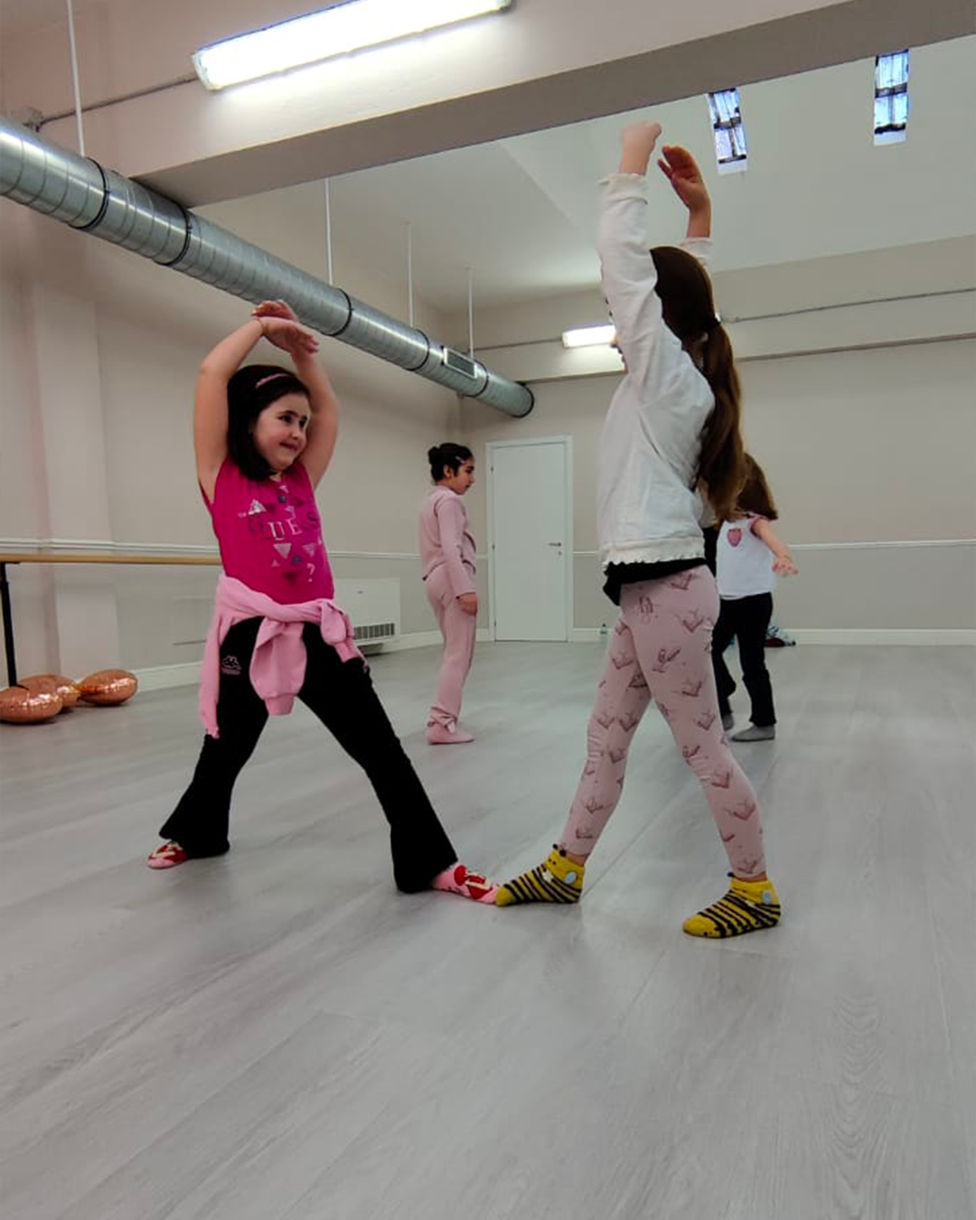 Bambine che danzano in sala