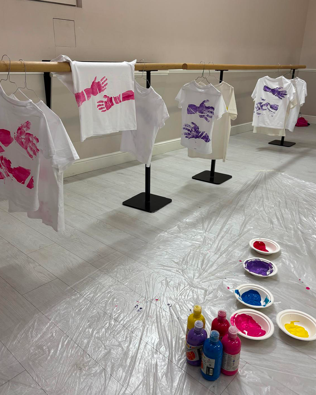 T-shirt dipinte a mano dai bambini